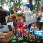 <p><span style="color: #000000;">Dziewczynki kolorują i oglądają materiały edukacyjne na stoisku #KupujŚwiadomie podczas pikniku KPRM.</span></p>