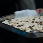 <p><span style="color: #000000;">Liofilizowane pierogi z farszem na metalowej tacy..</span></p>