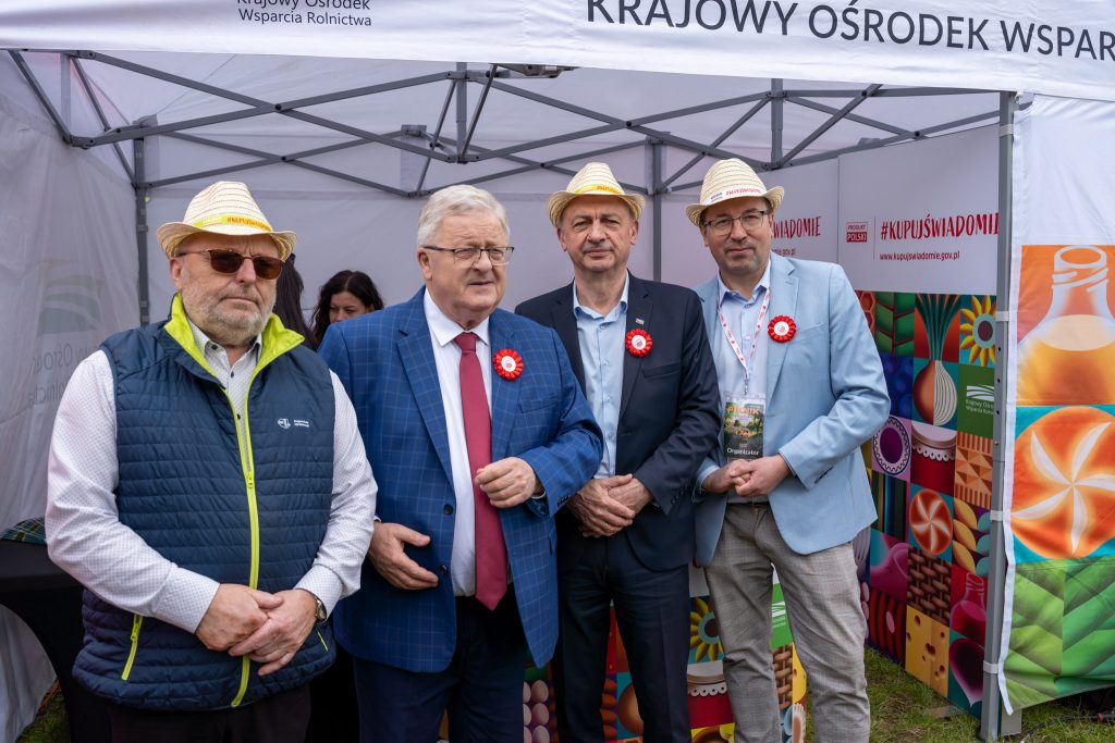 <p><span style="color: #000000;">Czesław Siekierski, Lucjan Zwolak i Marek Cieśliński przy stoisku KOWR promującym polską żywność. </span></p>