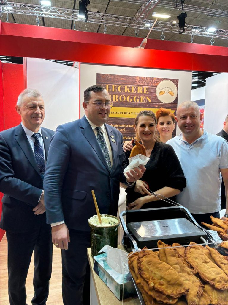 Minister Rolnictwa i Rozwoju Wsi Stefan Krajewski i Zastępca Dyrektora Generalnego KOWR Lucjan Zwolak na polskim stoisku na targach Grüne Woche w Belinie.