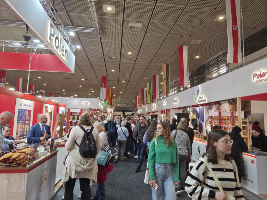 Ludzie odwiedzający targi Grüne Woche w Belinie na alejce polskich stoisk.