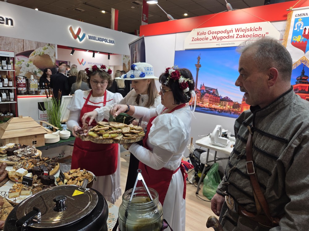 Stoisko Koła Gospodyń Wiejskich  Zakocie „Wygodni Zakociacy” na targach Grüne Woche w Belinie.