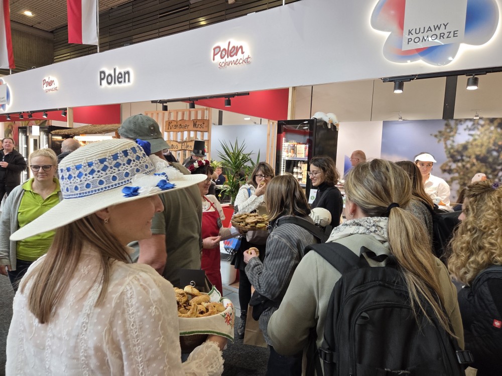 Ludzie odwiedzający targi Grüne Woche w Belinie obok polskiego stoiska na targach Grüne Woche w Belinie.