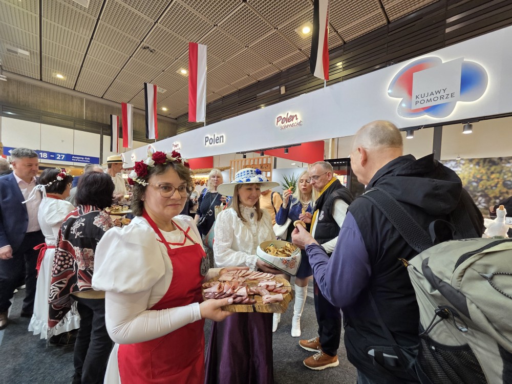Ludzie odwiedzający targi Grüne Woche w Belinie obok polskiego stoiska na targach Grüne Woche w Belinie.