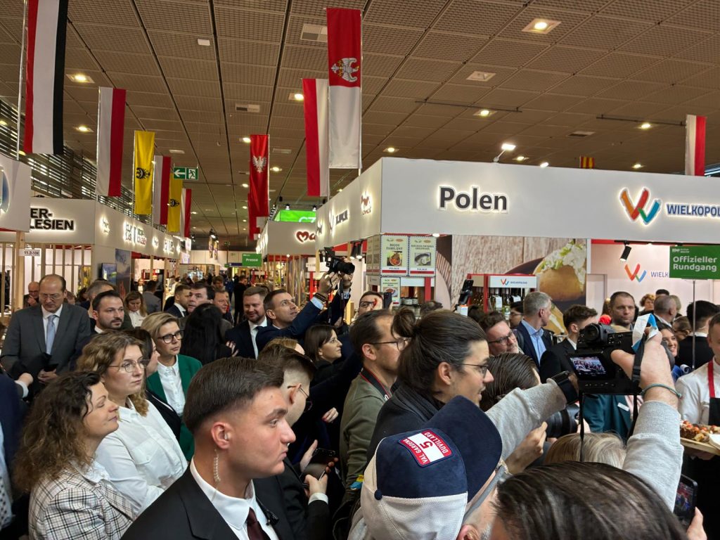 Ludzie odwiedzający targi Grüne Woche w Belinie obok polskiego stoiska.