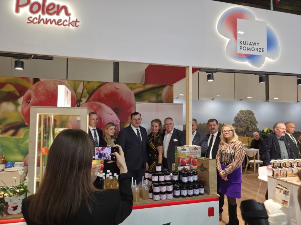 Minister Rolnictwa i Rozwoju Wsi Stefan Krajewski podczas zwiedzania polskich stoisk na targach Grüne Woche w Belinie.