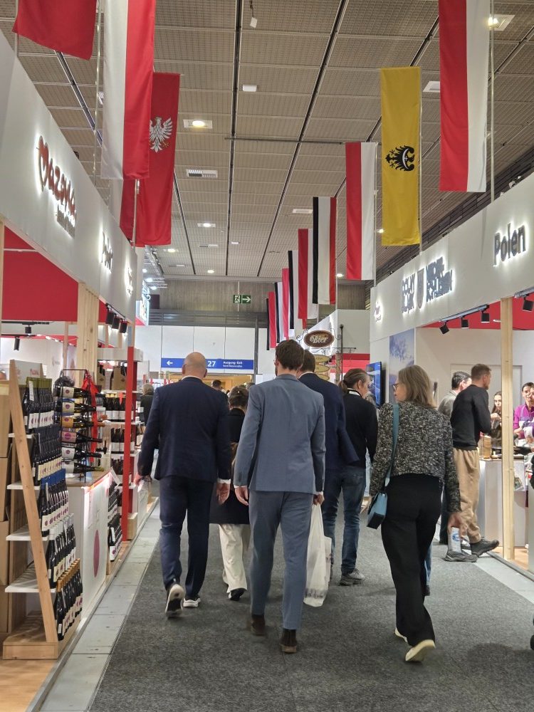 Ludzie odwiedzający targi Grüne Woche w Belinie w alejce polskich stoisk.