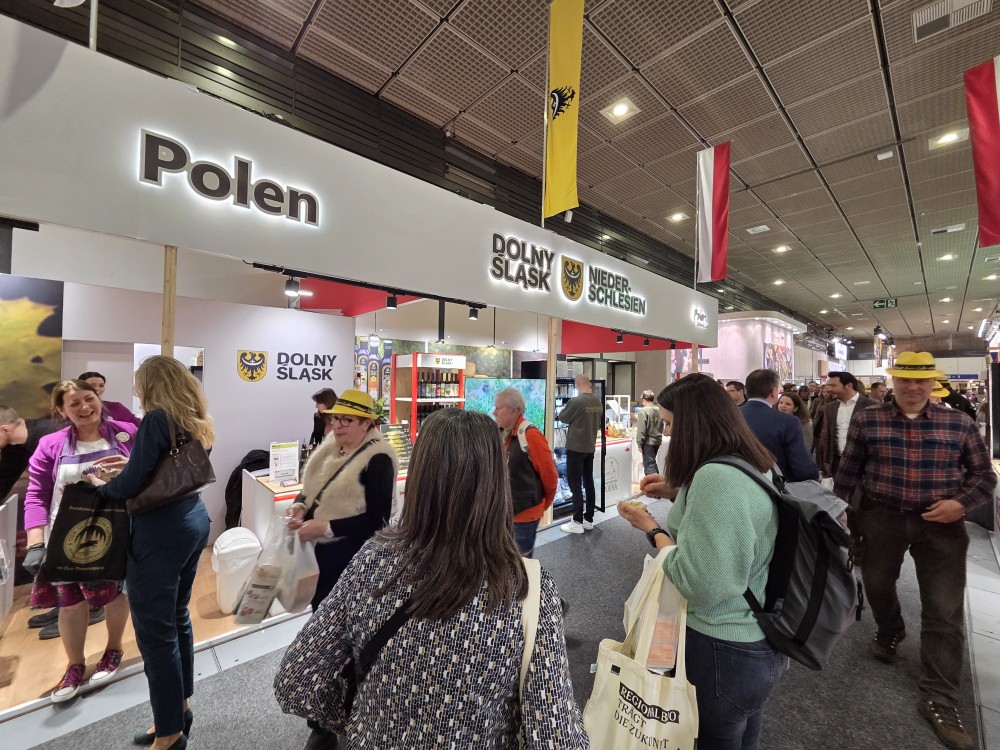 Ludzie odwiedzający targi Grüne Woche w Belinie obok polskiego stoiska.