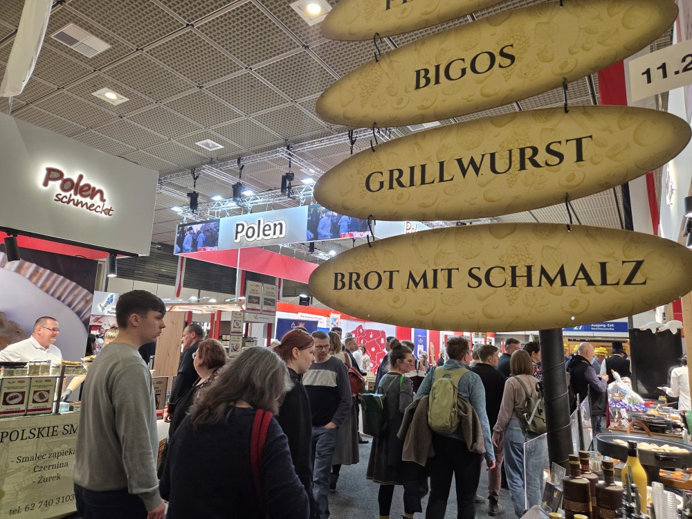 Ludzie odwiedzający targi Grüne Woche w Belinie w alejce polskich stoisk.