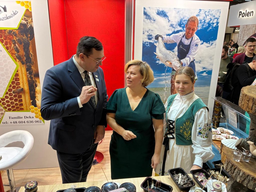 Minister Rolnictwa i Rozwoju Wsi Stefan Krajewski na polskim stoisku na targach Grüne Woche w Belinie.