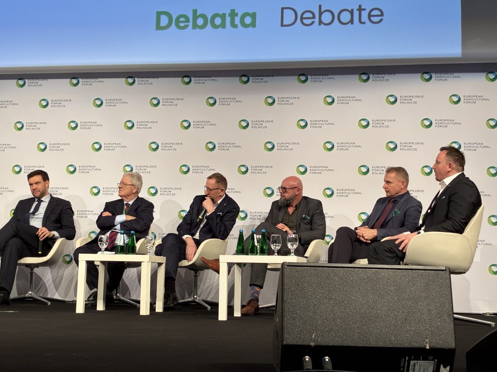 Panel dyskusyjny podczas Europejskiego Forum Rolniczego 2026 w Jasionce – sześciu uczestników siedzi na scenie i bierze udział w debacie dotyczącej jakości żywności, innowacji oraz przyszłości sektora rolno-spożywczego.