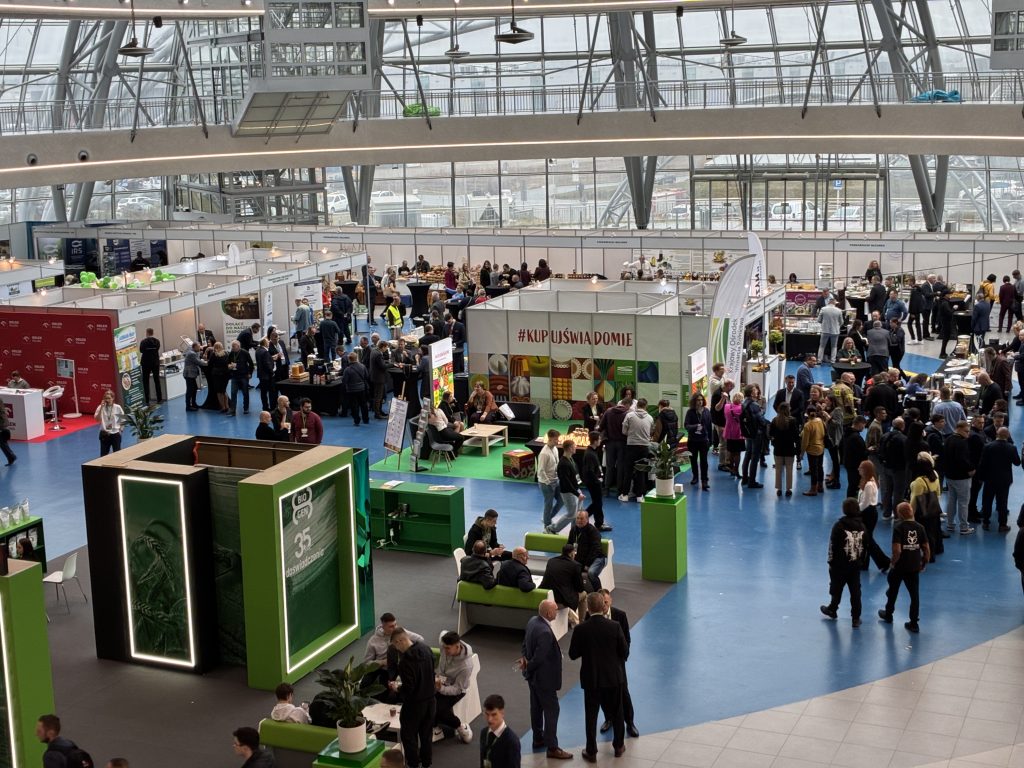 Widok na strefę wystawienniczą Europejskiego Forum Rolniczego 2026 w Jasionce – liczni uczestnicy odwiedzają stoiska, rozmawiają i nawiązują kontakty biznesowe w przestrzeni prezentującej innowacje oraz inicjatywy związane z sektorem rolno-spożywczym.