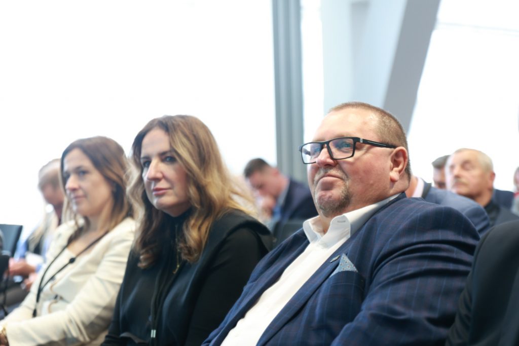 Dyrektor KOWR L. Iwaniuk siedzi wśród uczestników w sali konferencyjnej i słucha wystąpienia podczas spotkania roboczego.